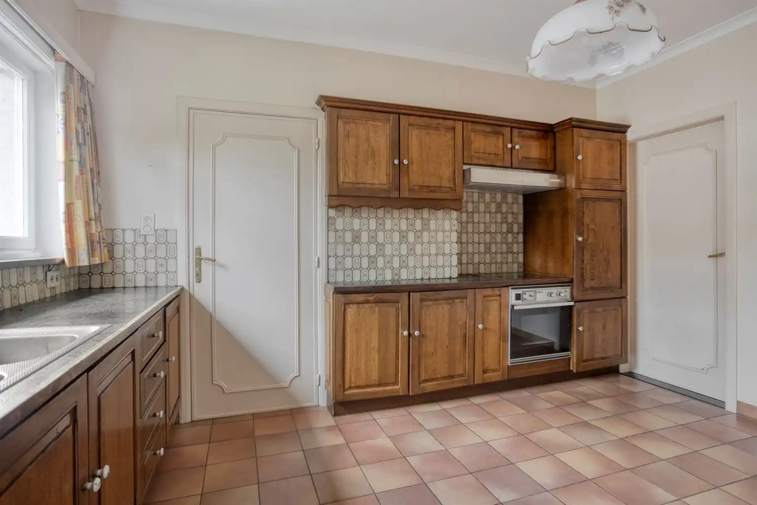 Charmante, gelijkvloerse woning met 3 slaapkamers, vrijstaande garage en uitzonderlijk ruime, zuidgerichte tuin op een prachtig perceel van 21a38ca in Oudsbergen. foto 7