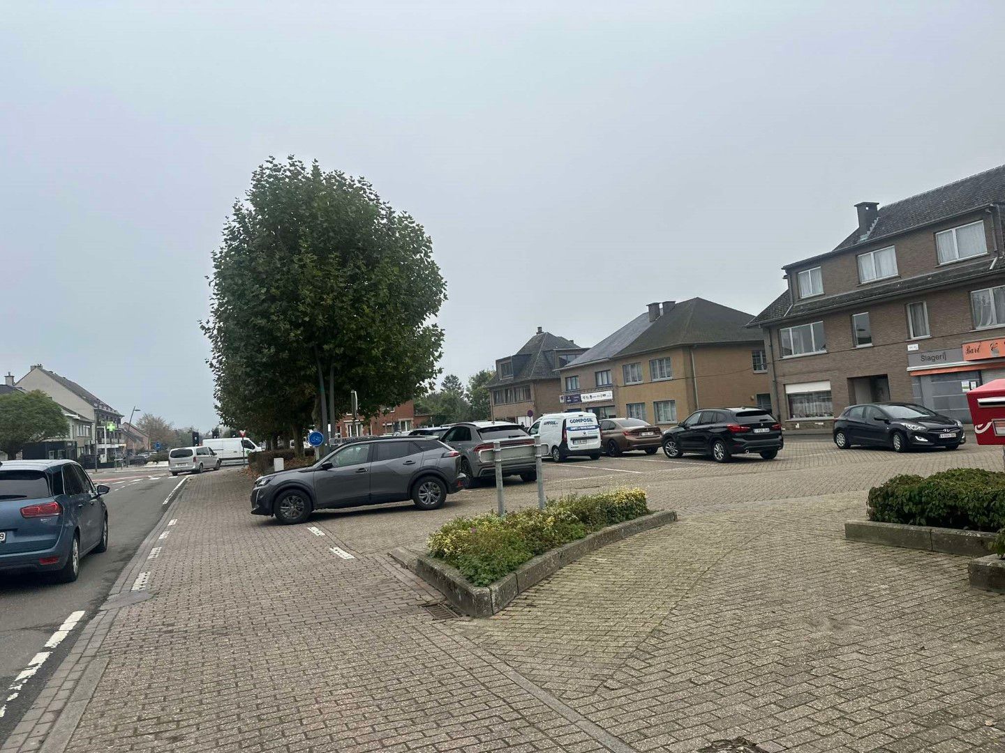 COMPLEET VERNIEUWD EN INSTAPKLAAR COMMERCIEEL GELIJKVLOERS foto 22