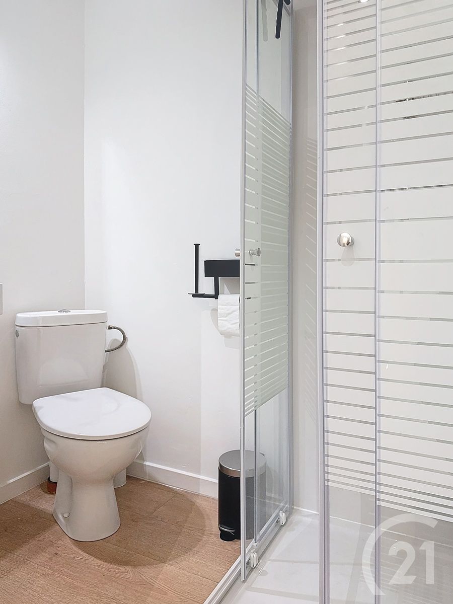 Gelijkvloerse gemeubelde studio met privé-kelder te huur! foto 4