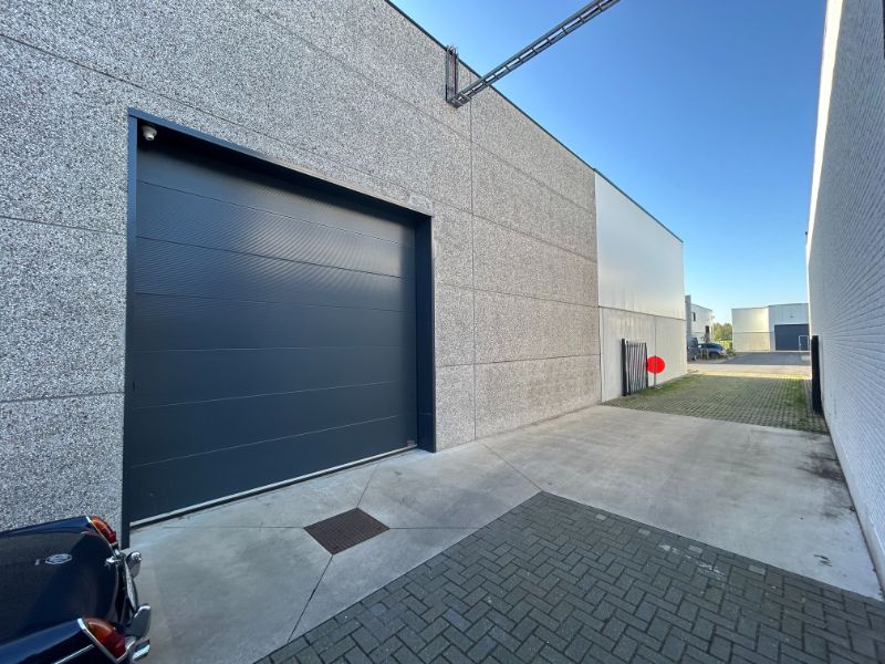 Recente goed gelegen loods (651 m²) met kantoorruimte en 7 parkings foto 2