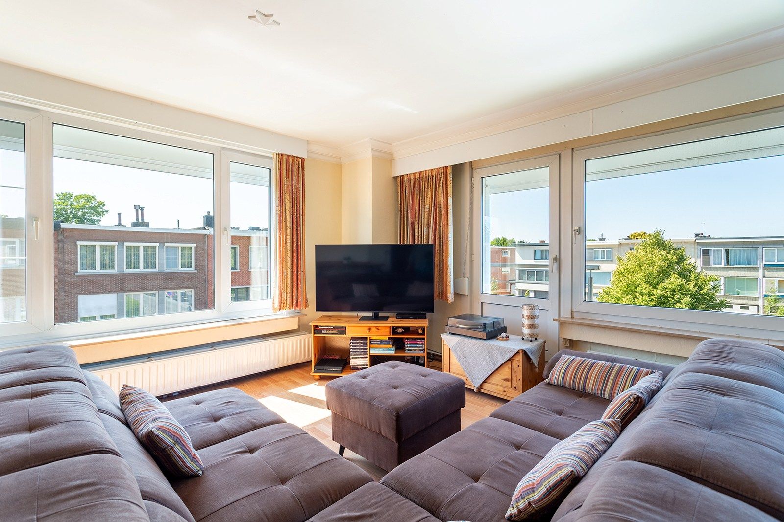 Instapklaar hoekappartement met veel lichtinval op een rustig pleintje foto 3