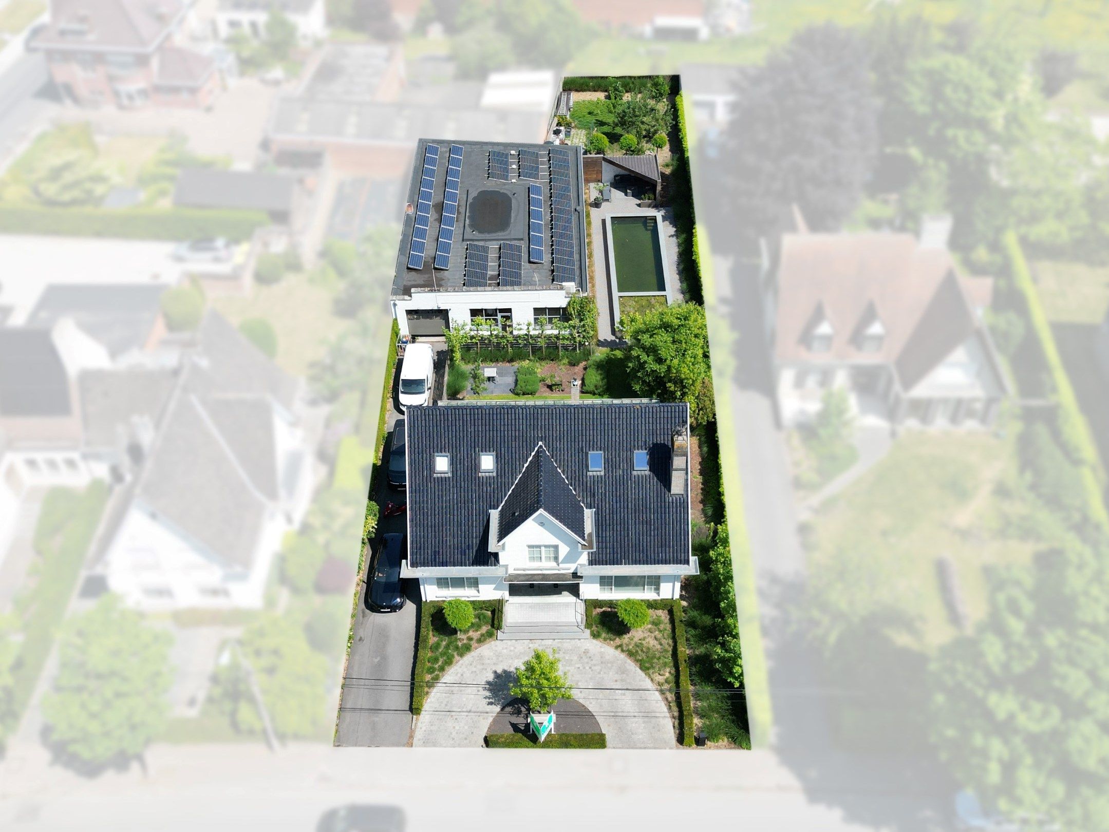 STATIGE VILLA MET MAGAZIJN foto {{pictureIndex}}