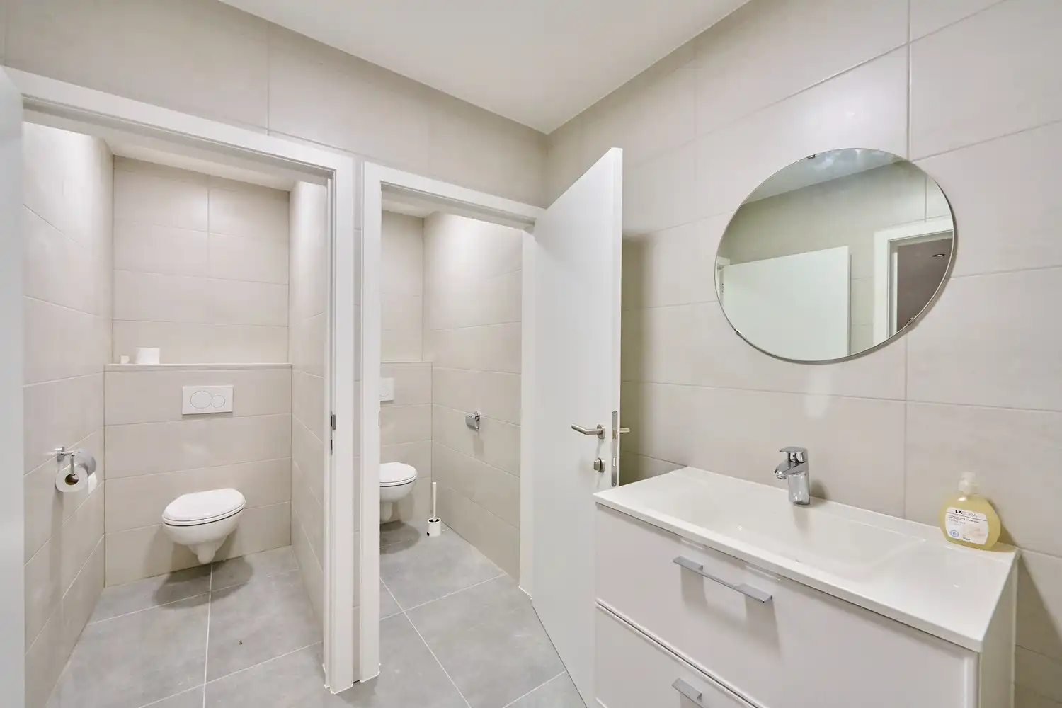 Gunstig gelegen heel ruim, fraai afgewerkte, handelsruimte foto 10