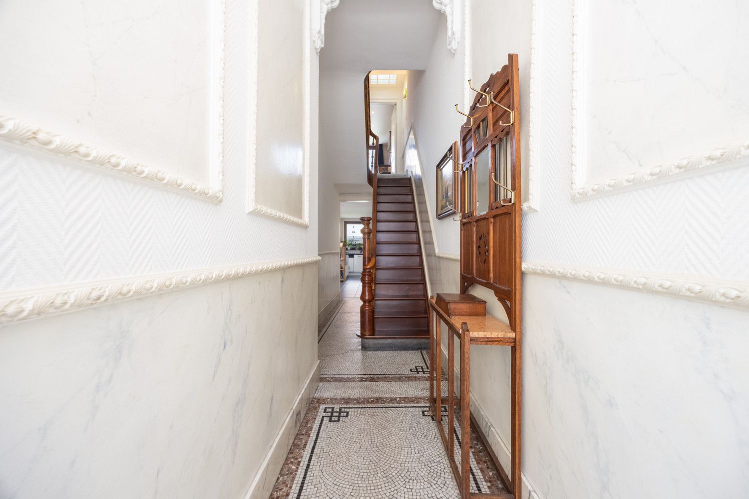 Karaktervolle, instapklare herenwoning met heerlijke stadstuin op toplocatie te Antwerpen-Zuid foto 2