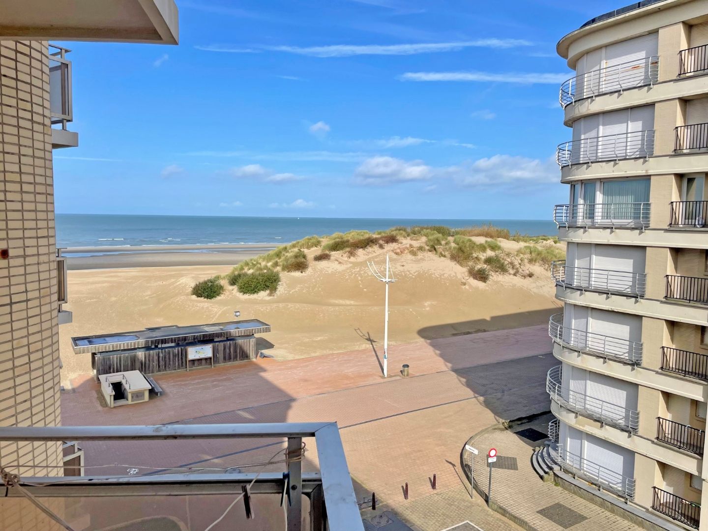 Gerenoveerd appartement met zijdelings zeezicht. foto {{pictureIndex}}