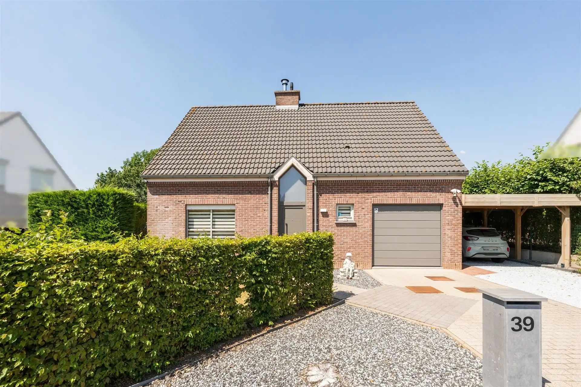 Instapklare gezinswoning met 4 slaapkamers in Oosterzele foto {{pictureIndex}}