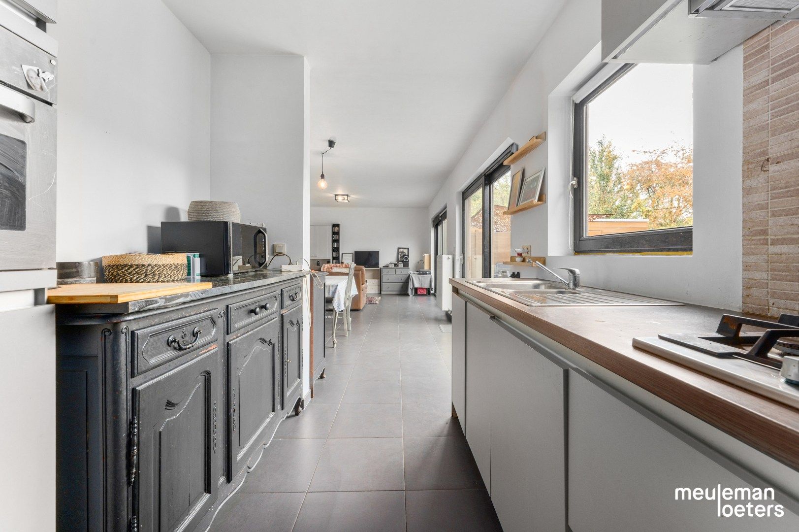 Eigentijdse halfopen woning met carport en tuin foto 7