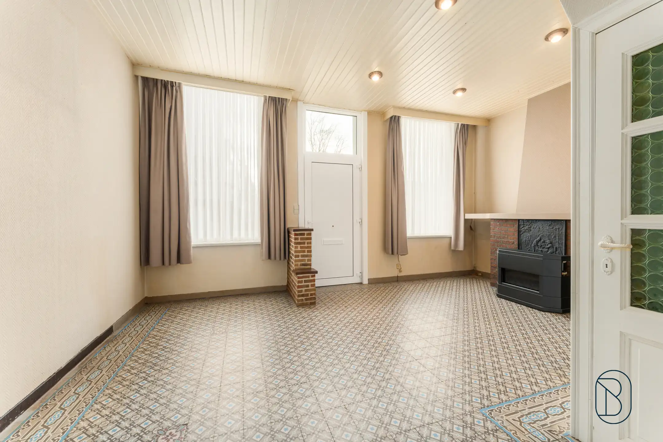 Topgelegen op te frissen woning met 5 slk en handige garage foto 2