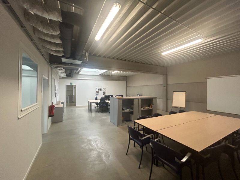 Moderne KMO-unit met magazijn en kantoorruimte in Mariakerke foto 10