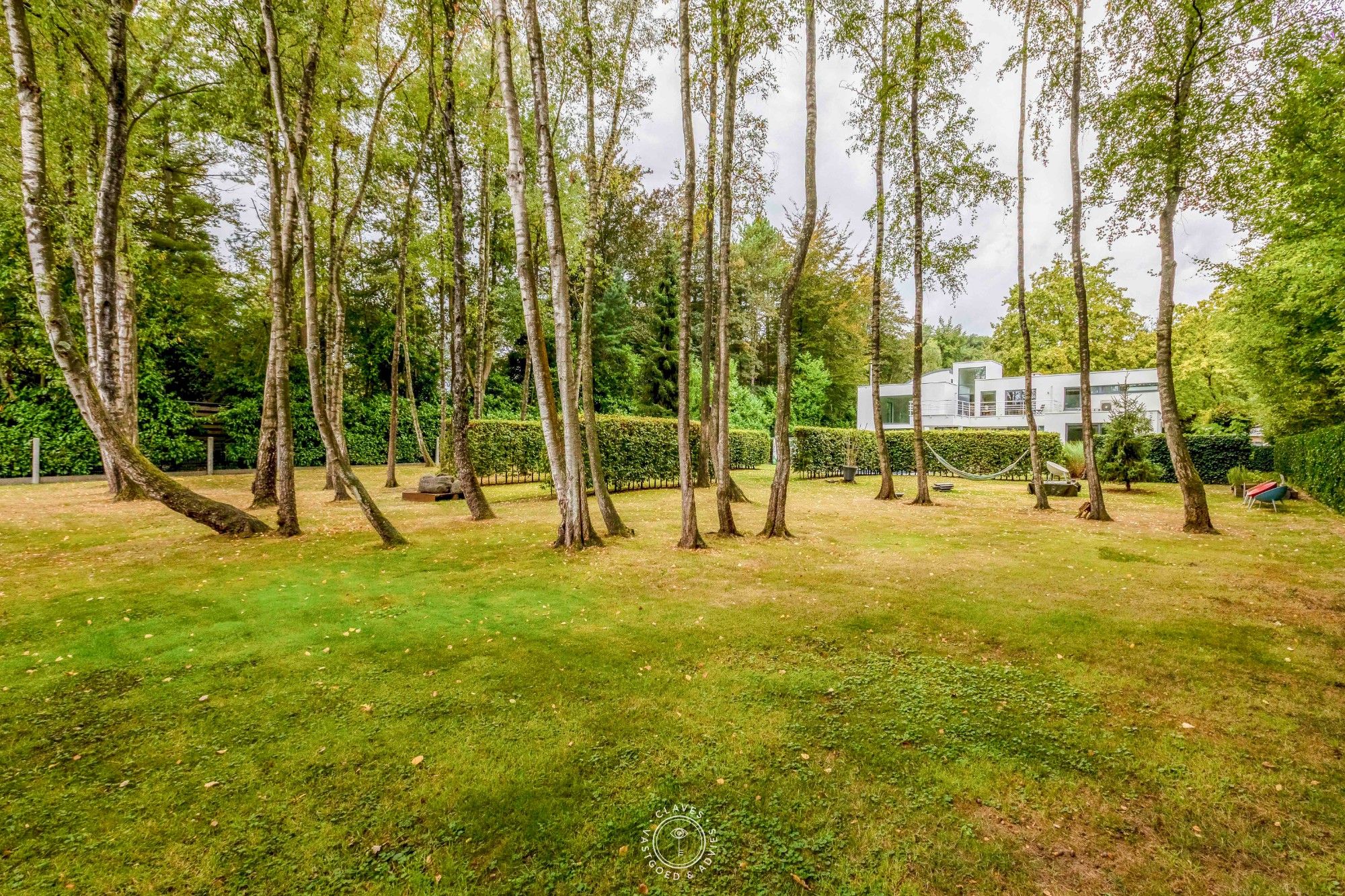 Architecturale villa met prachtige tuin en zwembad foto 29