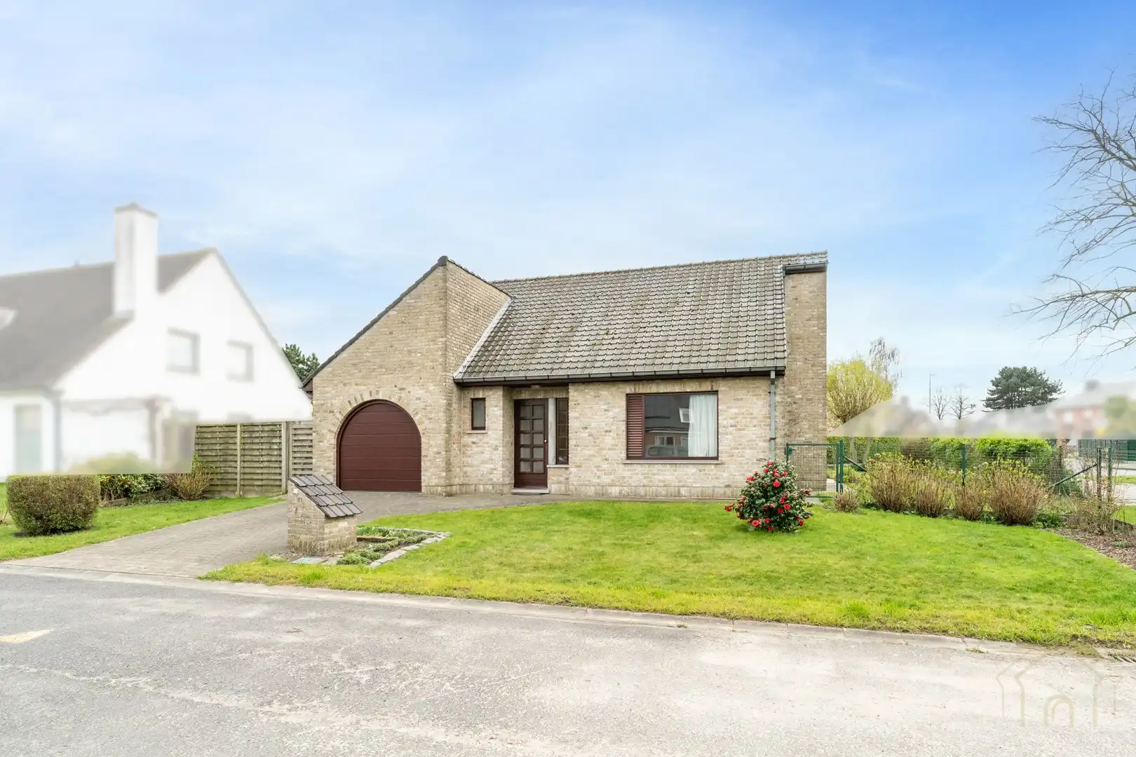 Hoofdfoto van de publicatie: Vrijstaande woning met zonnige tuin en veel potentieel in rustige straat te Wevelgem