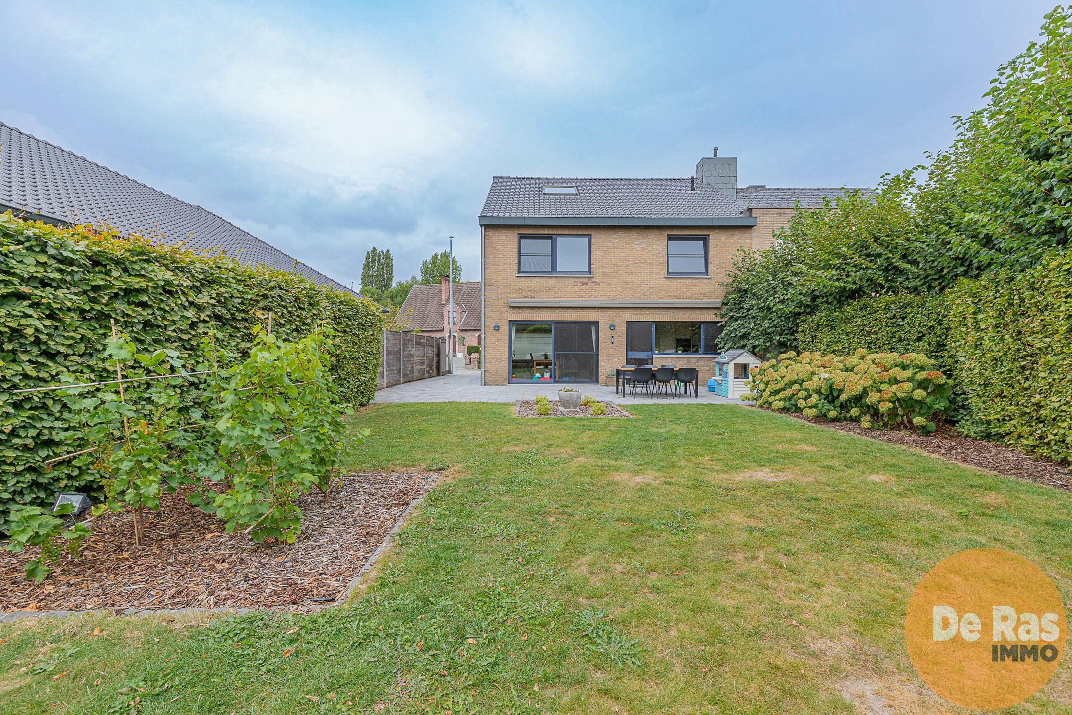 HILLEGEM – Gerenoveerde, ruime HOB met schitterende tuin foto 4