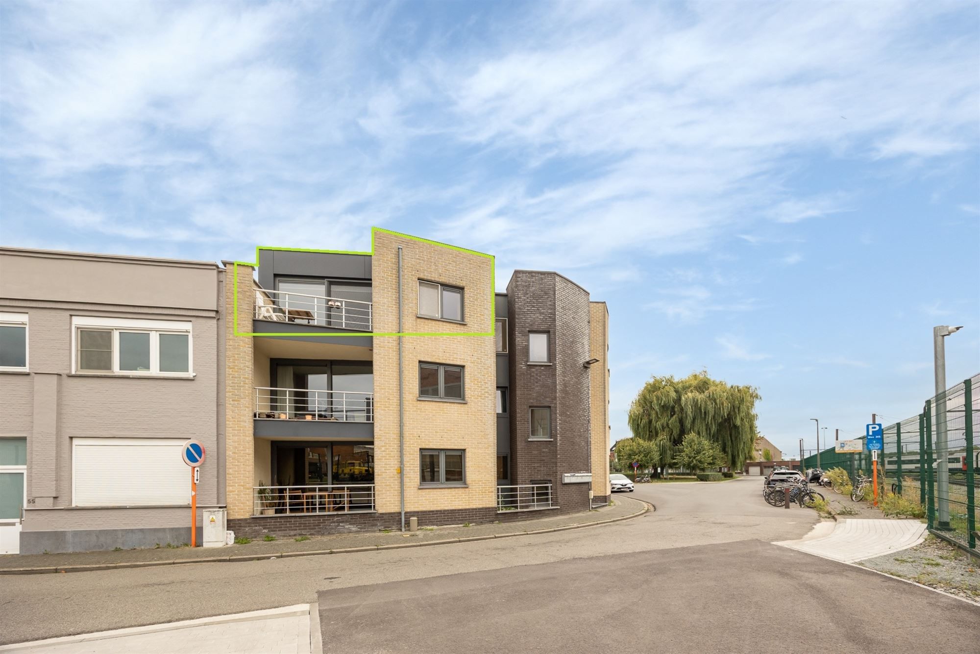 Instapklaar appartement met terras te Mechelen foto {{pictureIndex}}