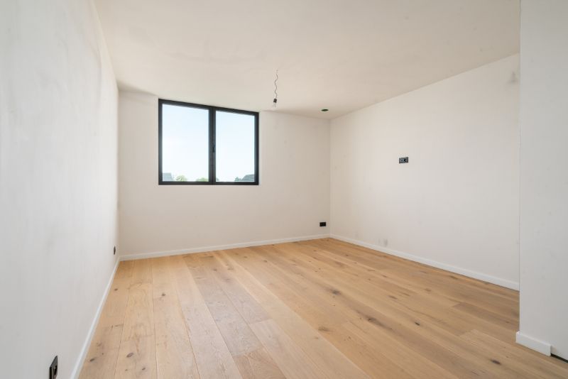 Exclusieve NIEUWBOUW DRIE-GEVELVILLA afgewerkt in duurzame materialen,  3-4 slaapkamers met dressingruimte, domotica en overal massieve eikparket. foto 13