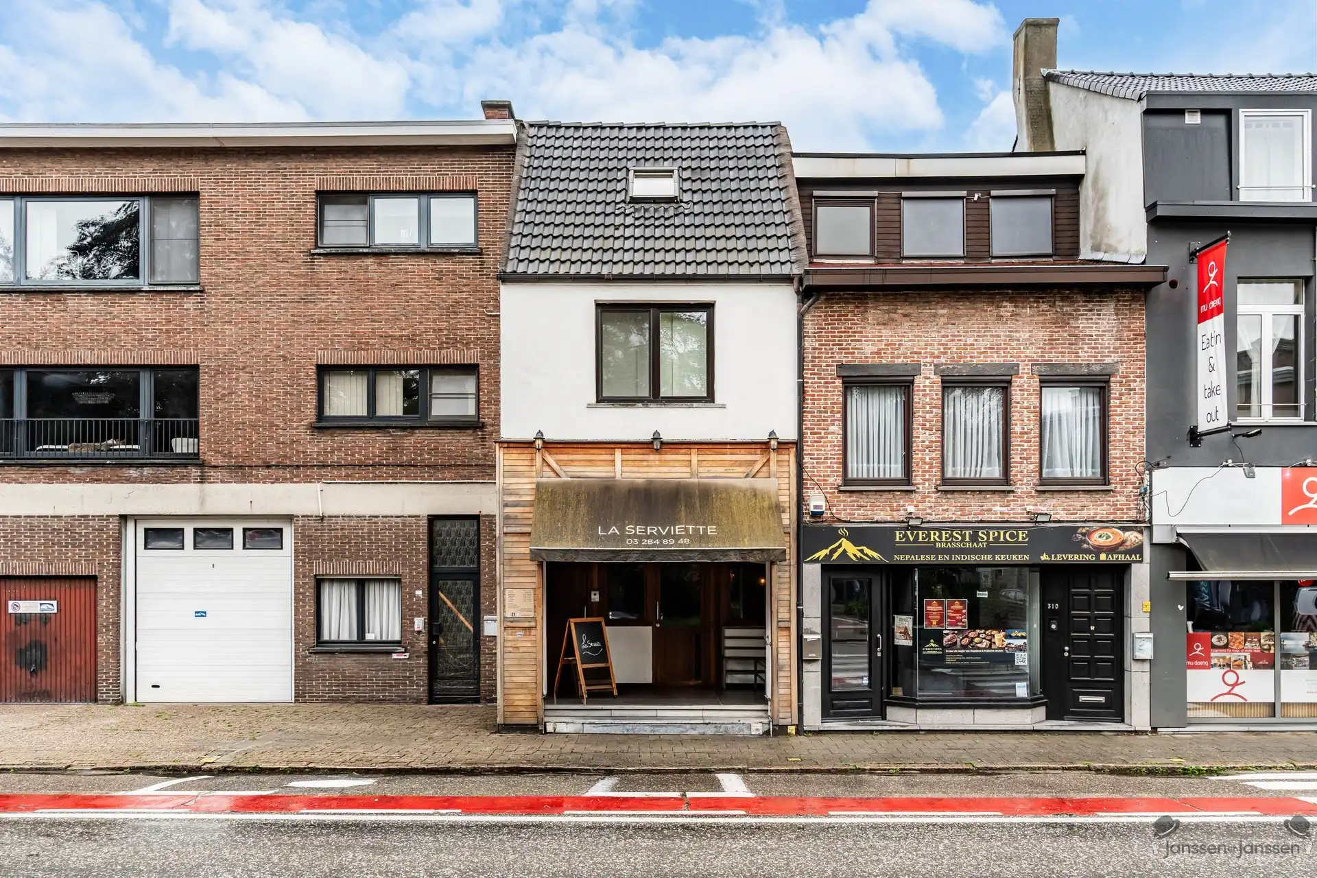Opbrengsteigendom met ruim duplexappartement (144m²) en handelsgelijkvloers foto {{pictureIndex}}