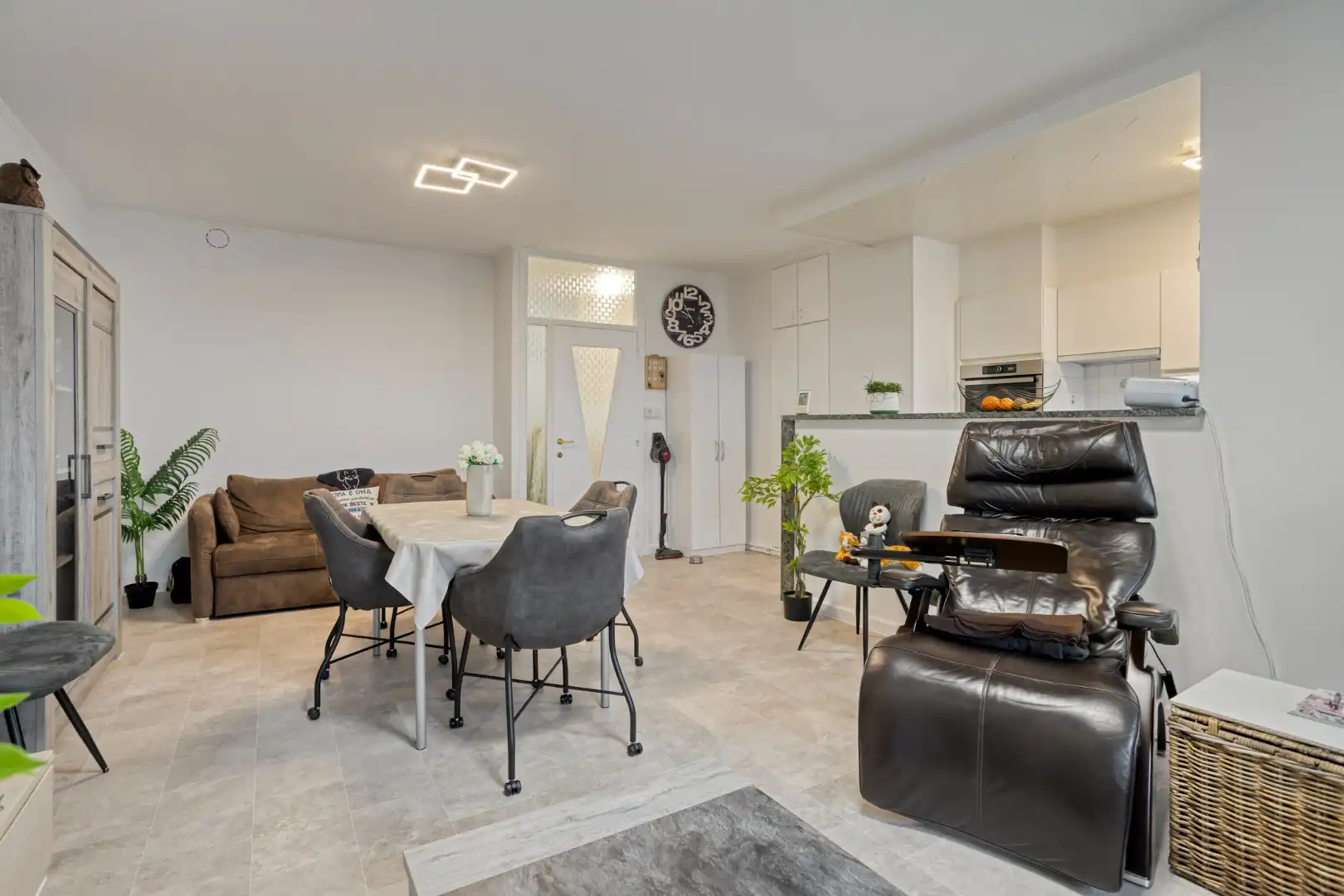 Zeer mooi gerenoveerd appartement met 2 slaapkamers en garage! foto 5