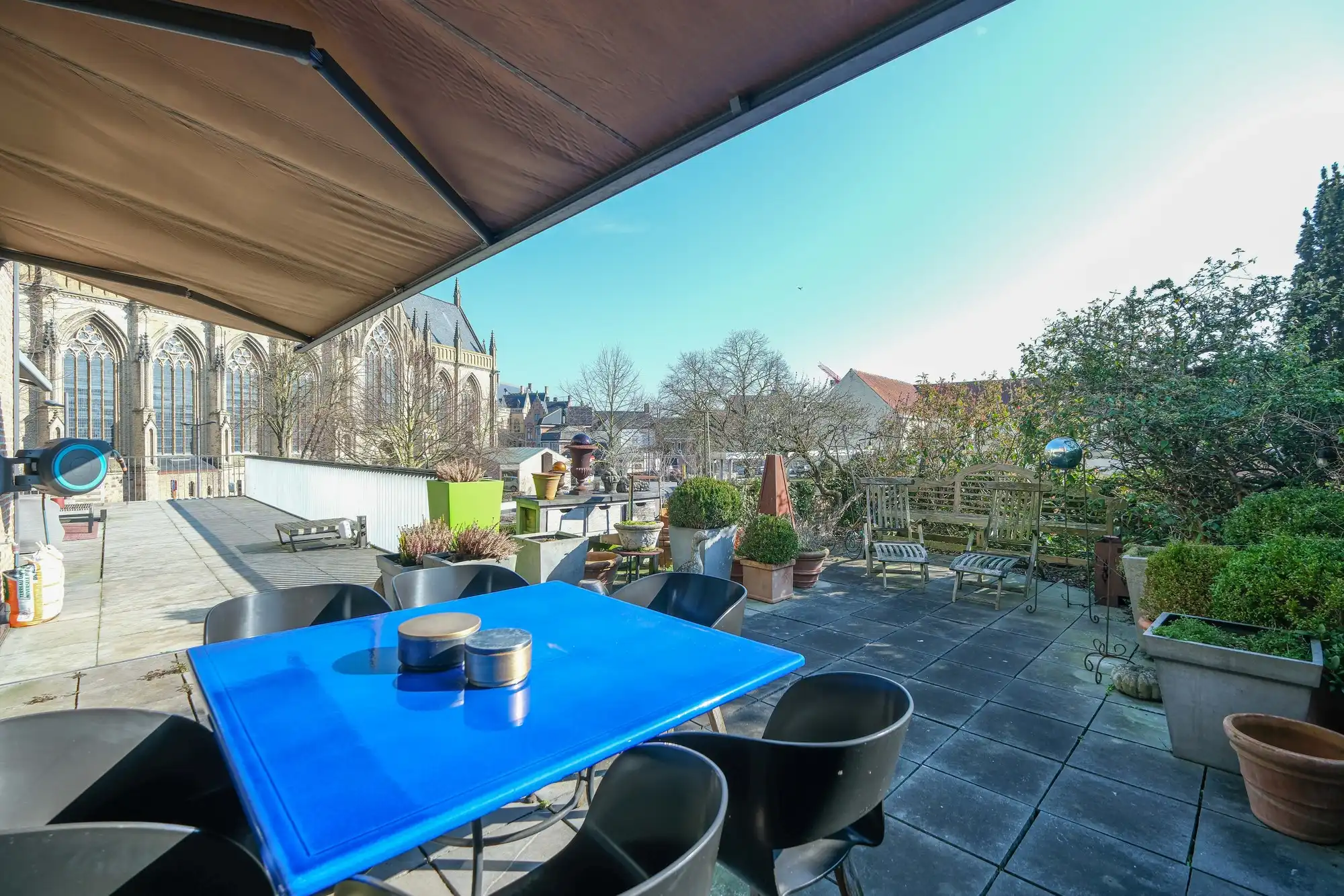 Heel ruime stadswoning met kantoren en tuin foto 3