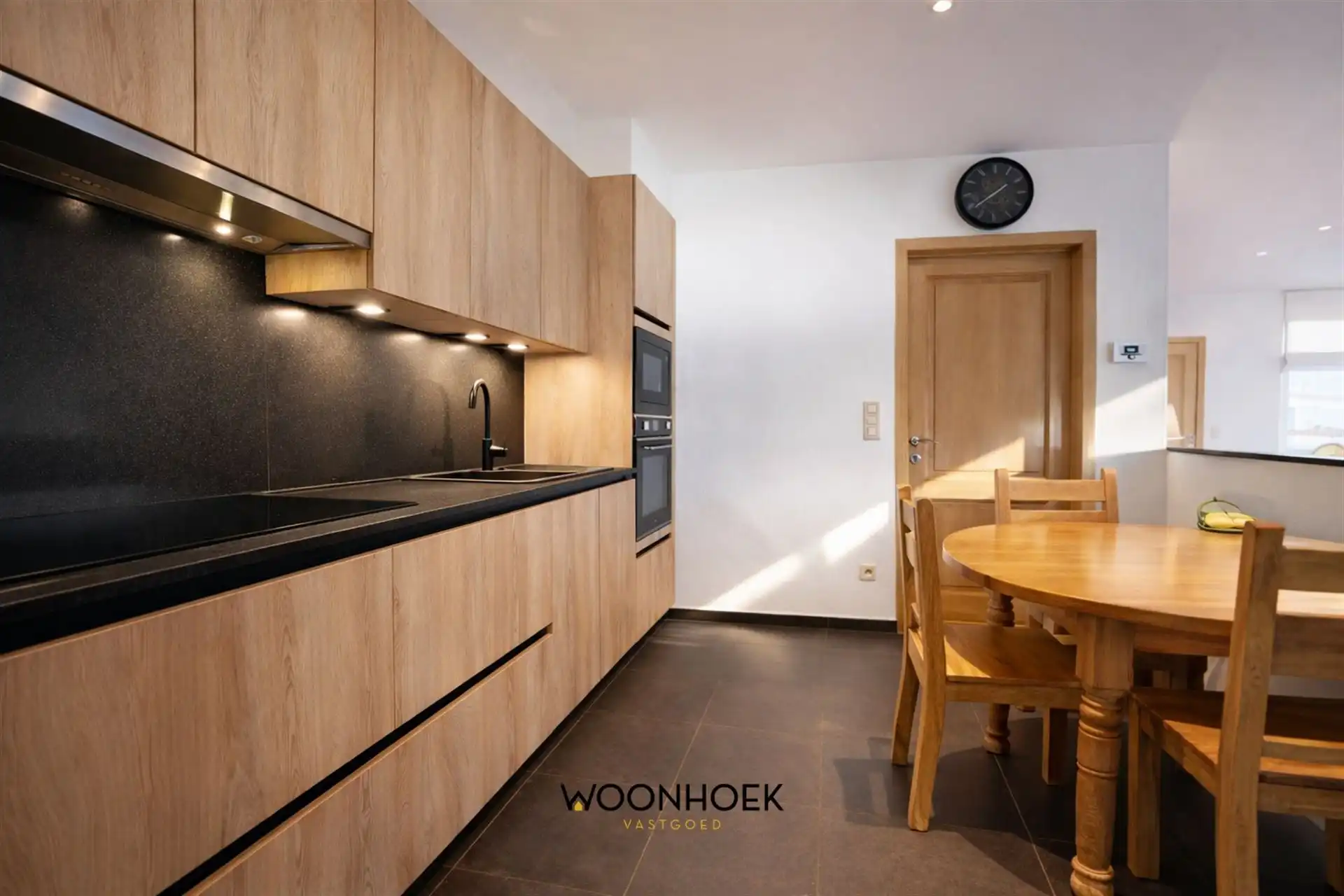  Woning met eigentijdse en serene architectuur foto 6