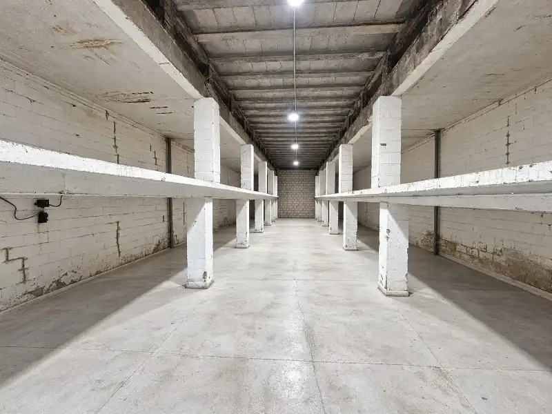 Magazijn met mezzanine te koop nabij Gent en de R4 foto 2