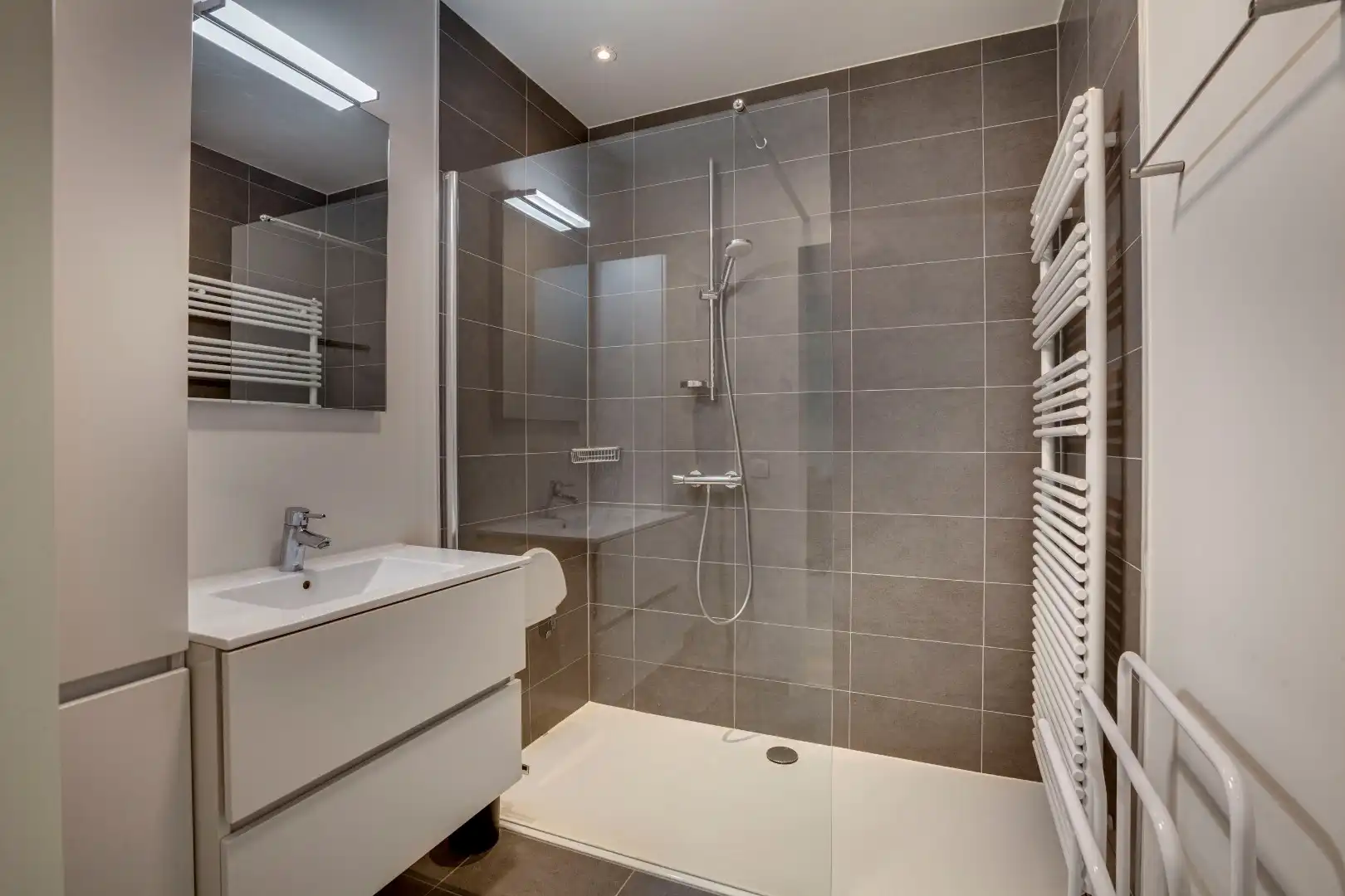 Instapklaar modern appartement  met terras en ondergrondse staanplaats foto 14