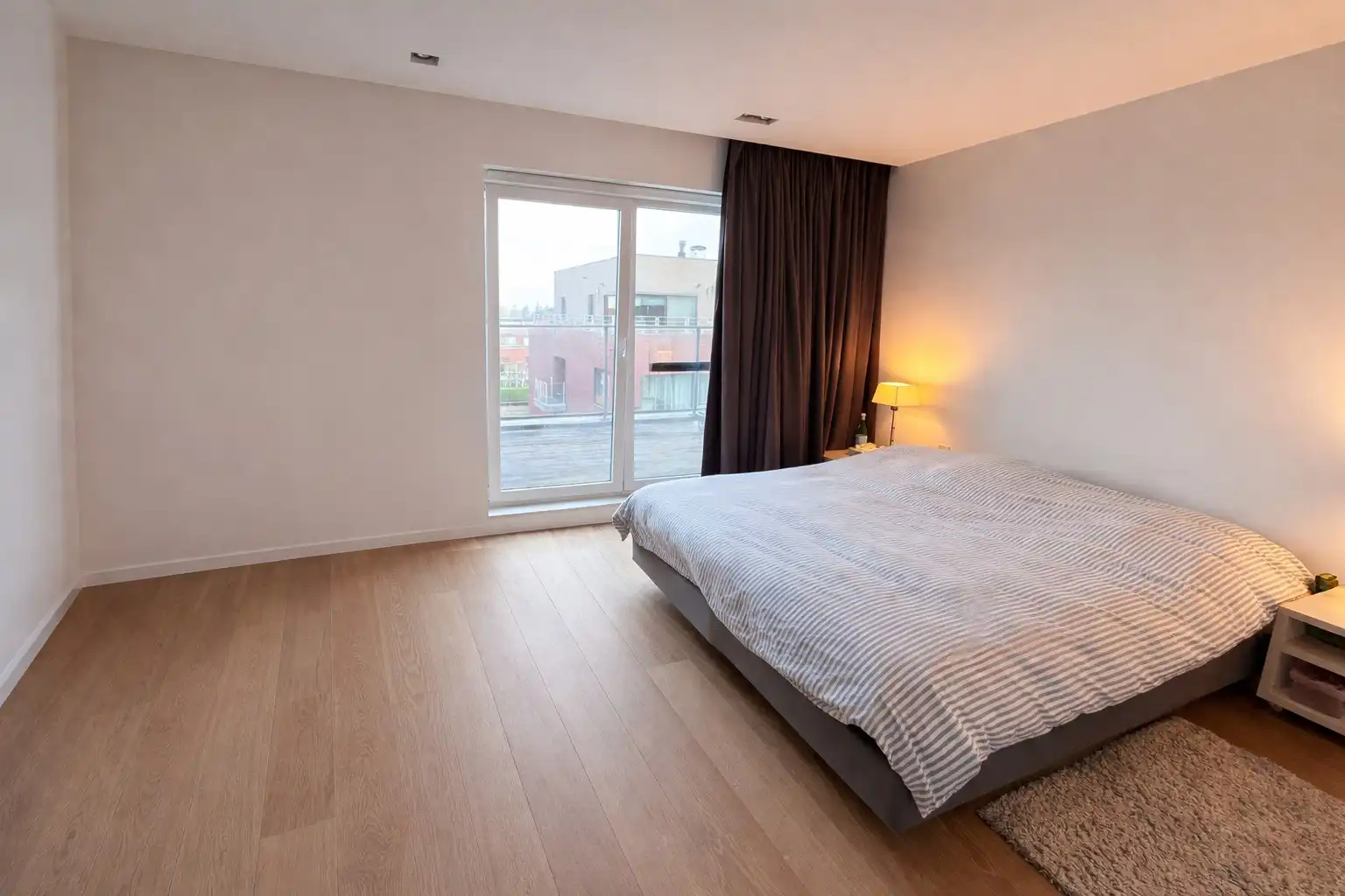 Ruim appartement met 3 slaapkamers, 2 badkamers en garage. foto 9