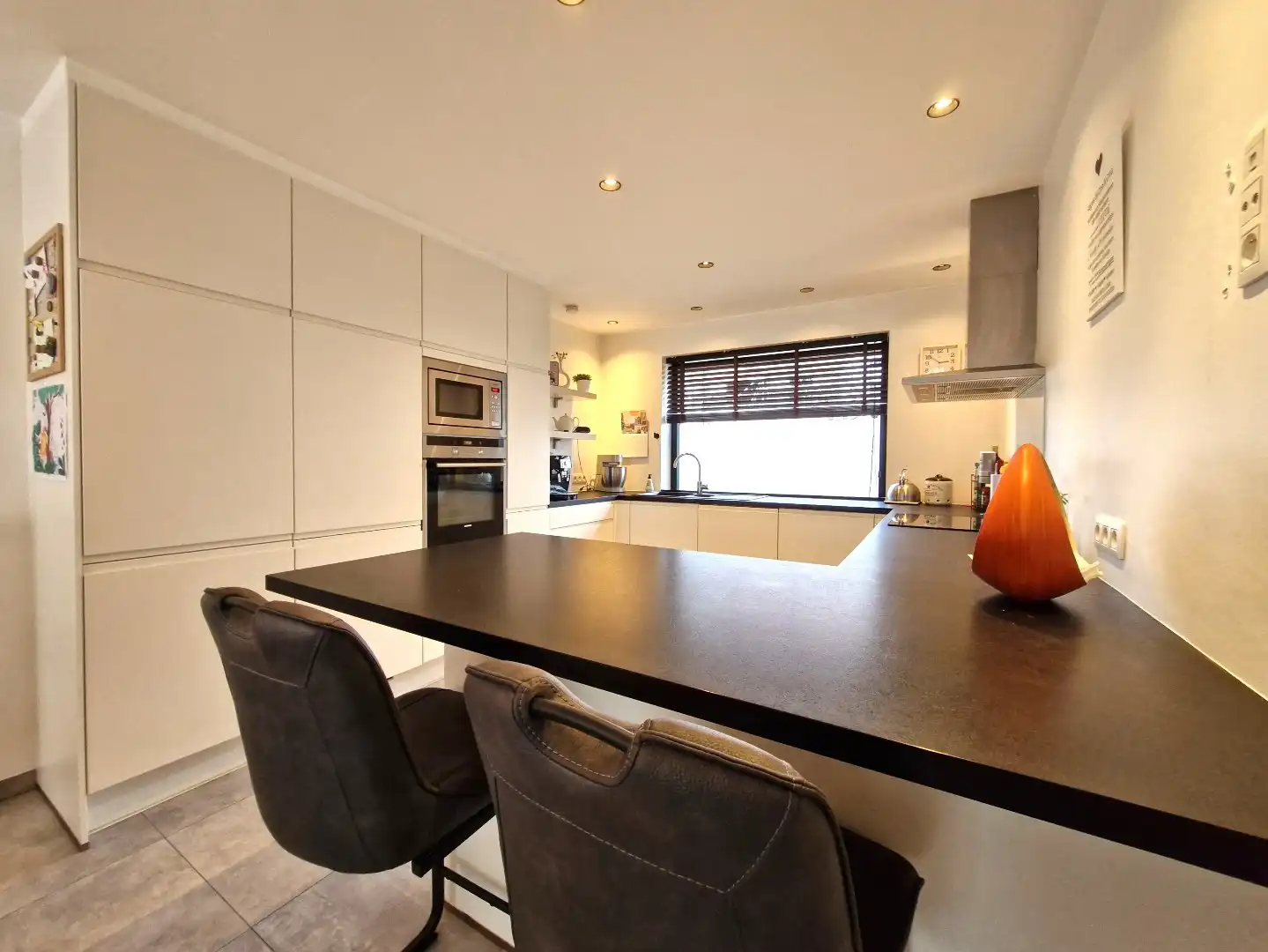 Knap gerenoveerde woning met uitzonderlijk lichtinval in het hartje van Heist foto 10