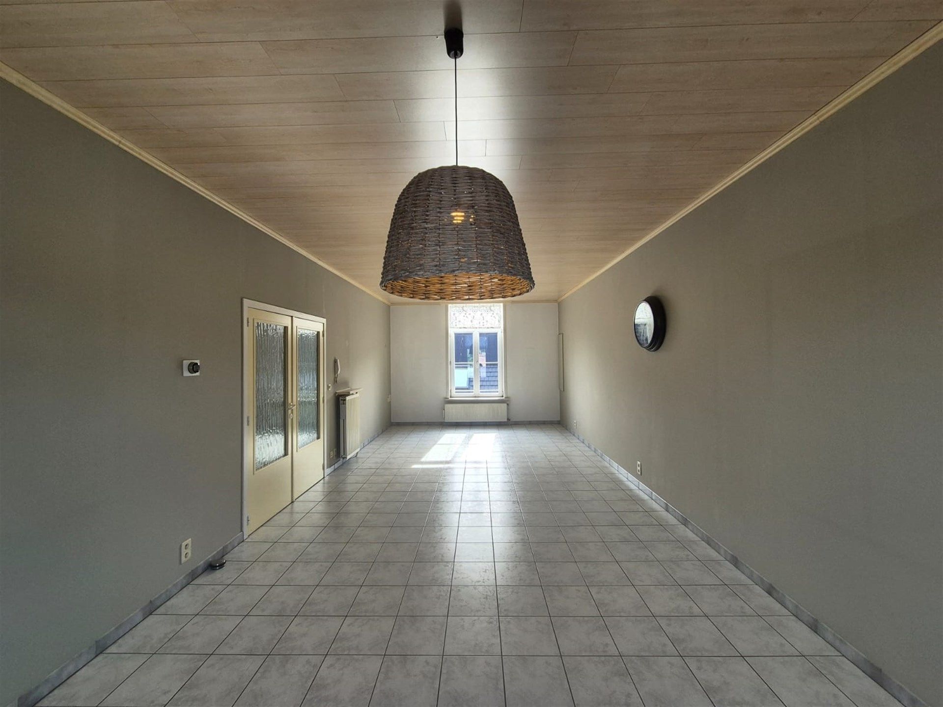 Zeer centraal en rustig gelegen, zeer ruim duplexappartement op de eerste verdieping met privéparking voor 2 wagens. foto 5