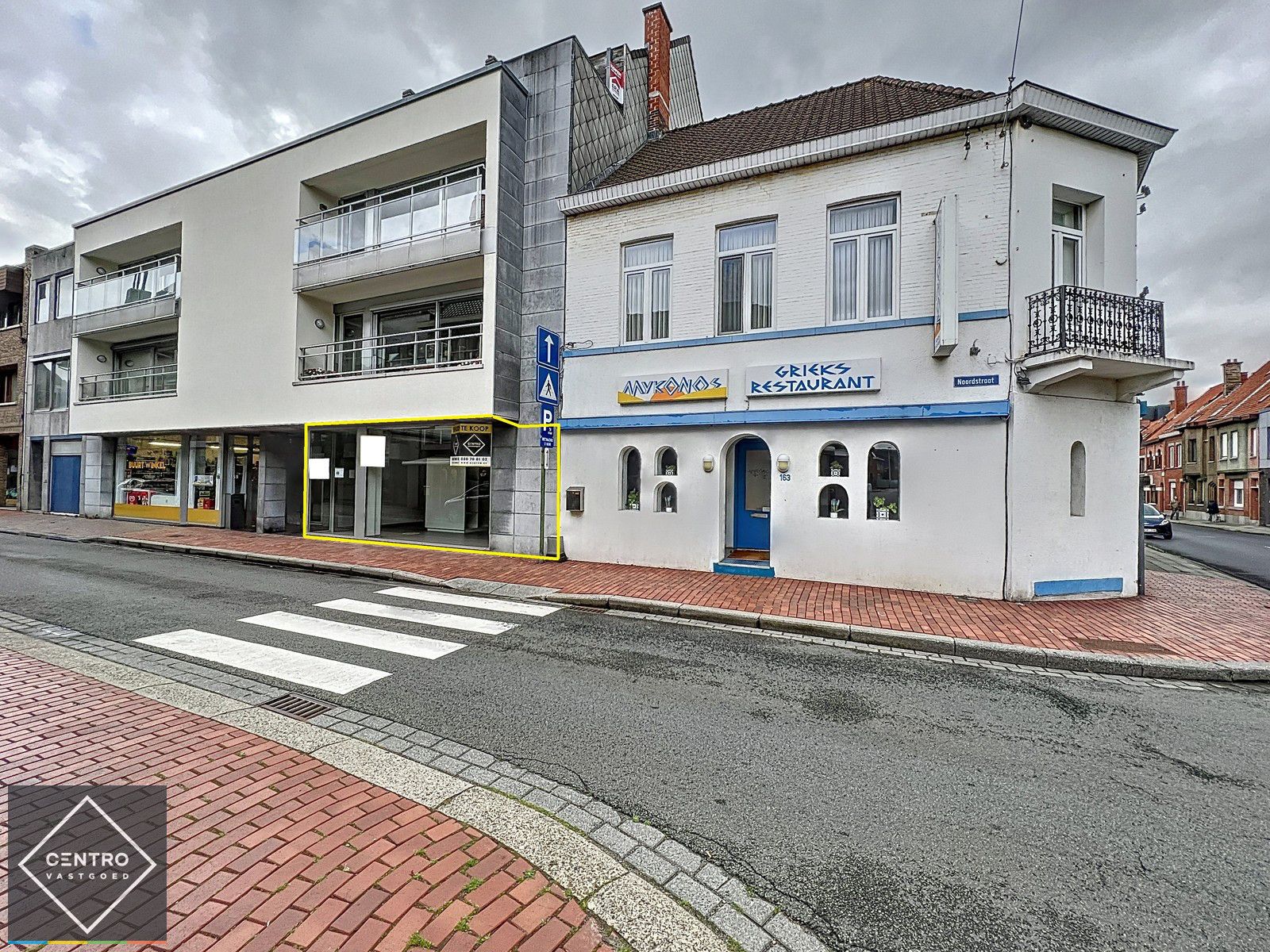 Handelspand  (winkel/kantoor) van 177m² mét patio te koop centrum Roeselare. Huur-koop is mogelijk ! foto 2