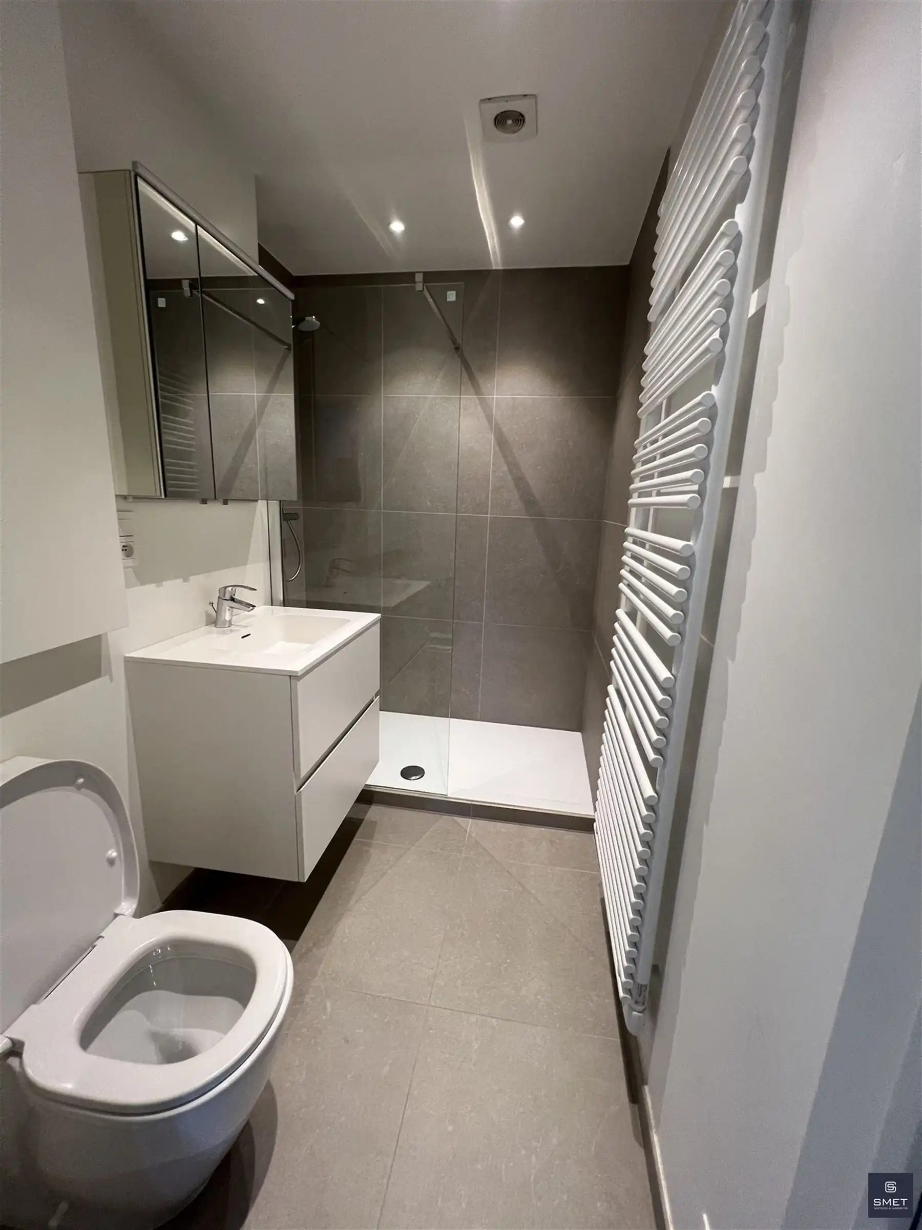 Gerenoveerd appt met 2 slpks, terras en garage foto 13