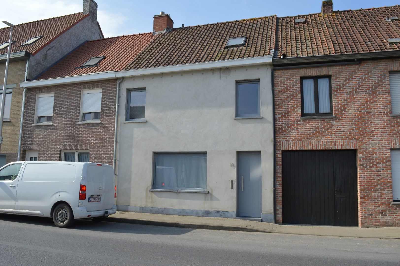 Vernieuwde rijwoning te Sint-Eloois-Winkel foto {{pictureIndex}}