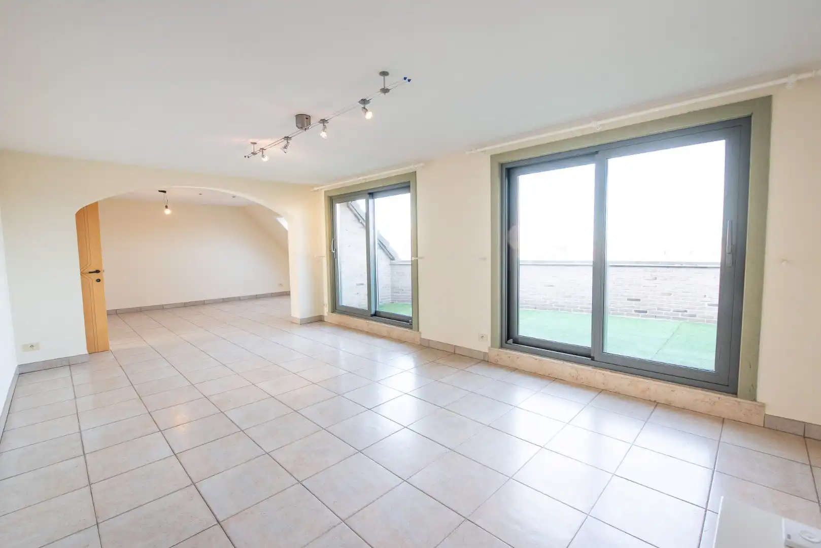 TE KOOP: Ruim duplex-appartement met 3 slaapkamers met groot terras in centrum Zulte! foto 2