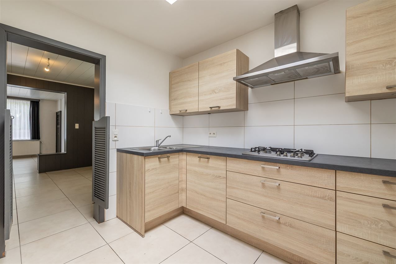 Gerenoveerde woning in rustige straat, 2 slaapkamers, ruime keuken, conforme elektriciteit en wandelroutes vlakbij. foto 11