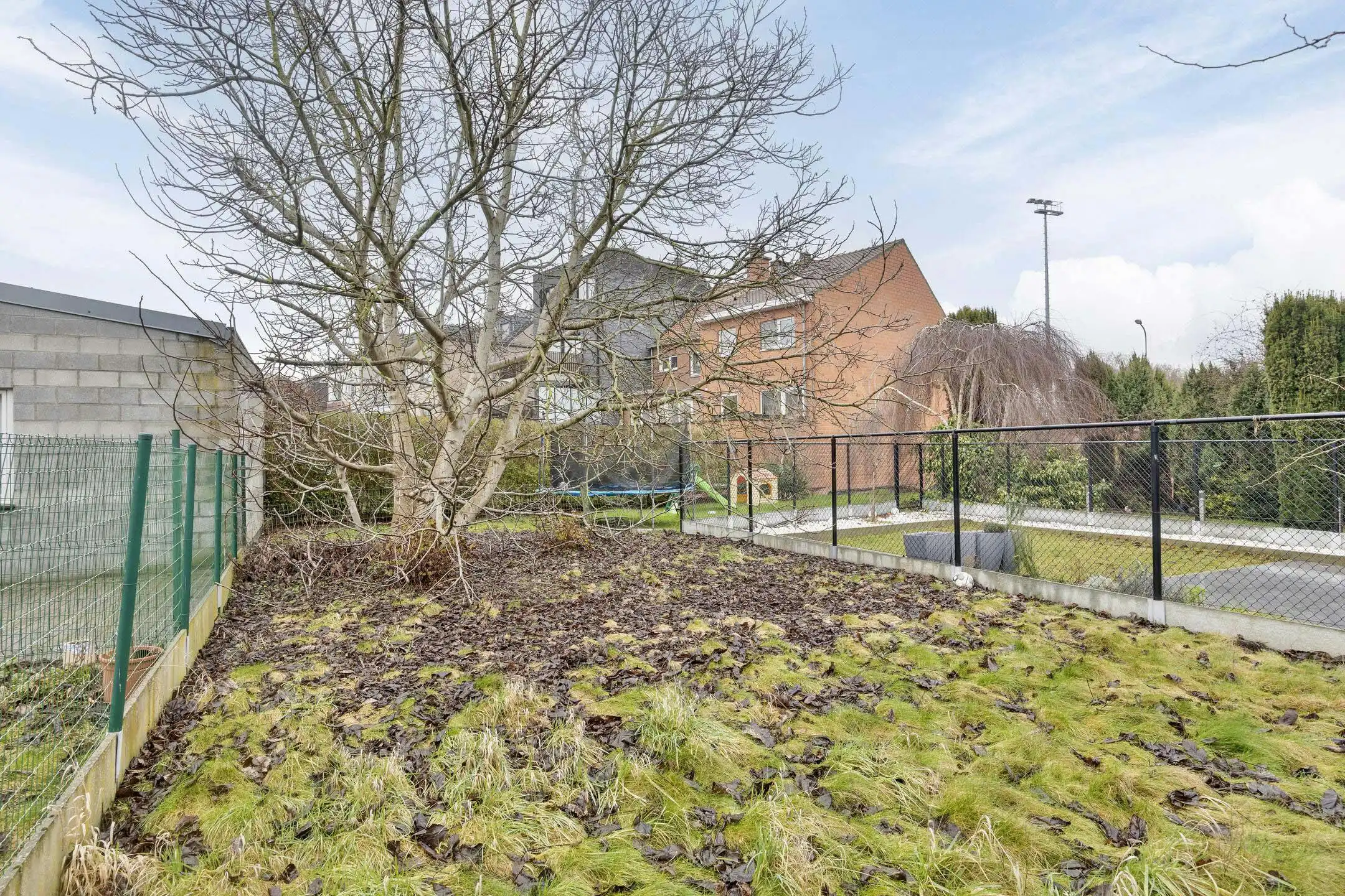 Op te frissen gezinswoning met inpandige garage en tuin op toplocatie in Strombeek! foto 27