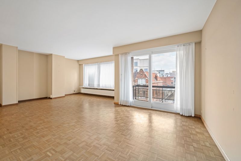 Roeselare-stadskern. Ruim verzorgd appartement van 118m3 met 3 slaapkamers, 2 terrassen, 3de verdieping. Uiterst ruim met zicht op de Grote Markt. TOPPER ! foto 5