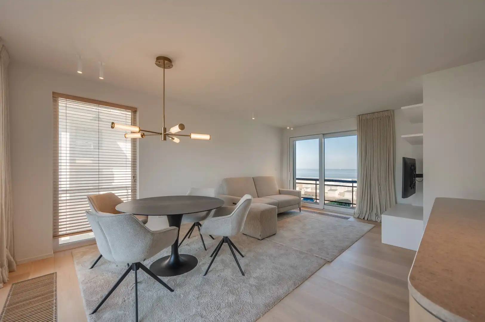 Luxueus gerenoveerd hoekappartement met zeezicht vlakbij de wandeldijk in het Zoute. foto 2