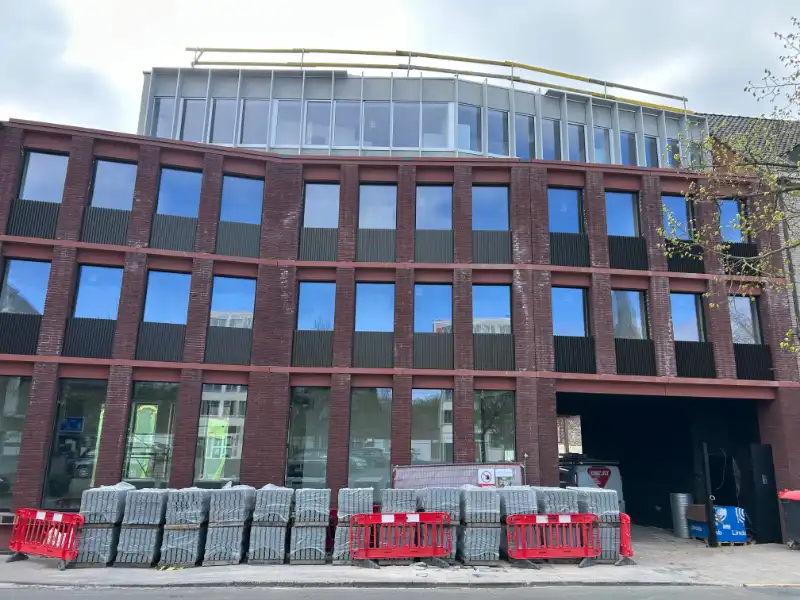 Moderne lichtrijke studentenkamer in een nieuwbouwproject op een top locatie in centrum Kortrijk met zicht op plein. foto 20