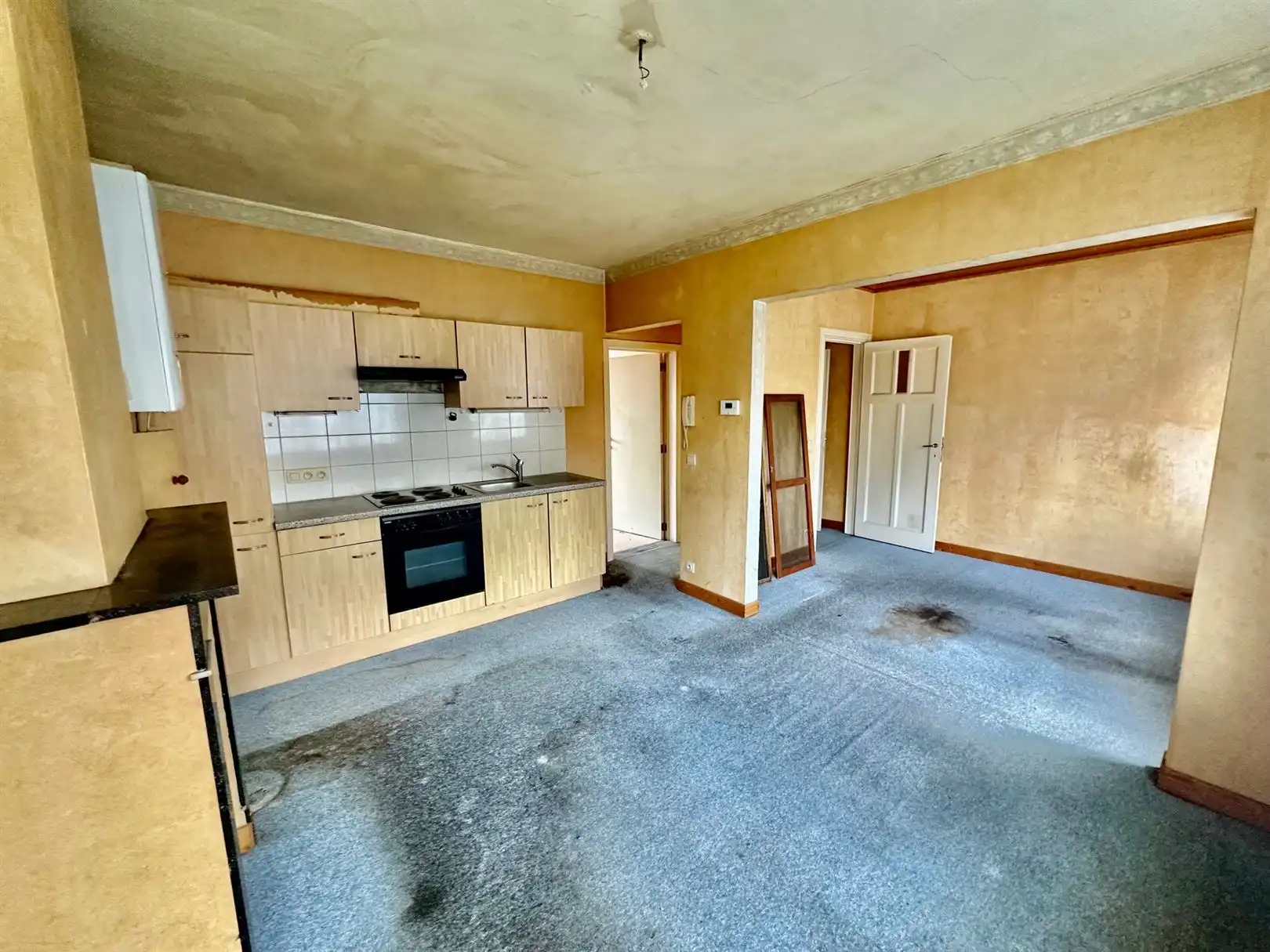 Te renoveren woning met garage foto 6