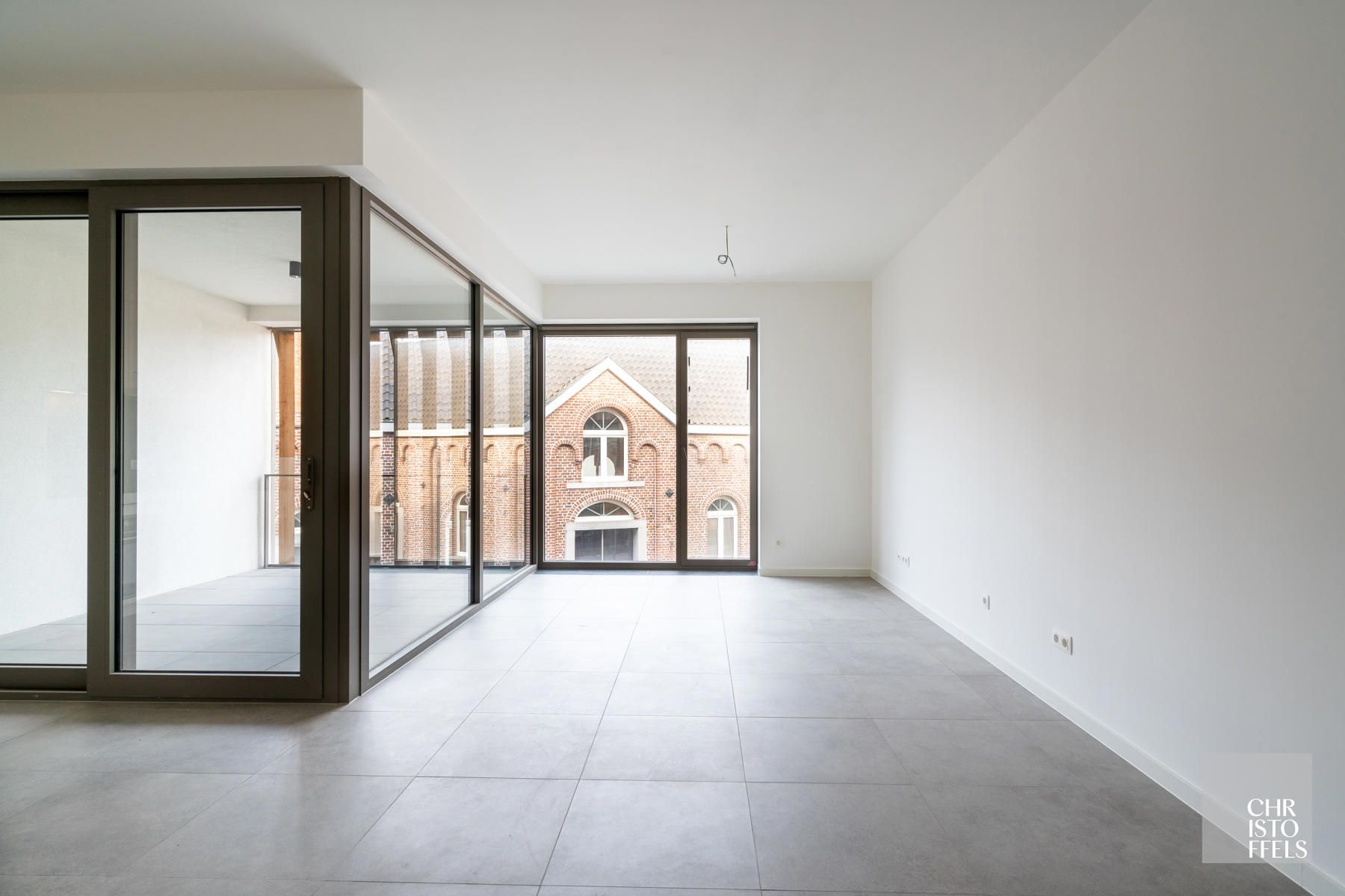 TE HUUR ONDER BTW - Modern lichtrijk appartement met 2 slaapkamers in hartje Lanaken!  foto 5