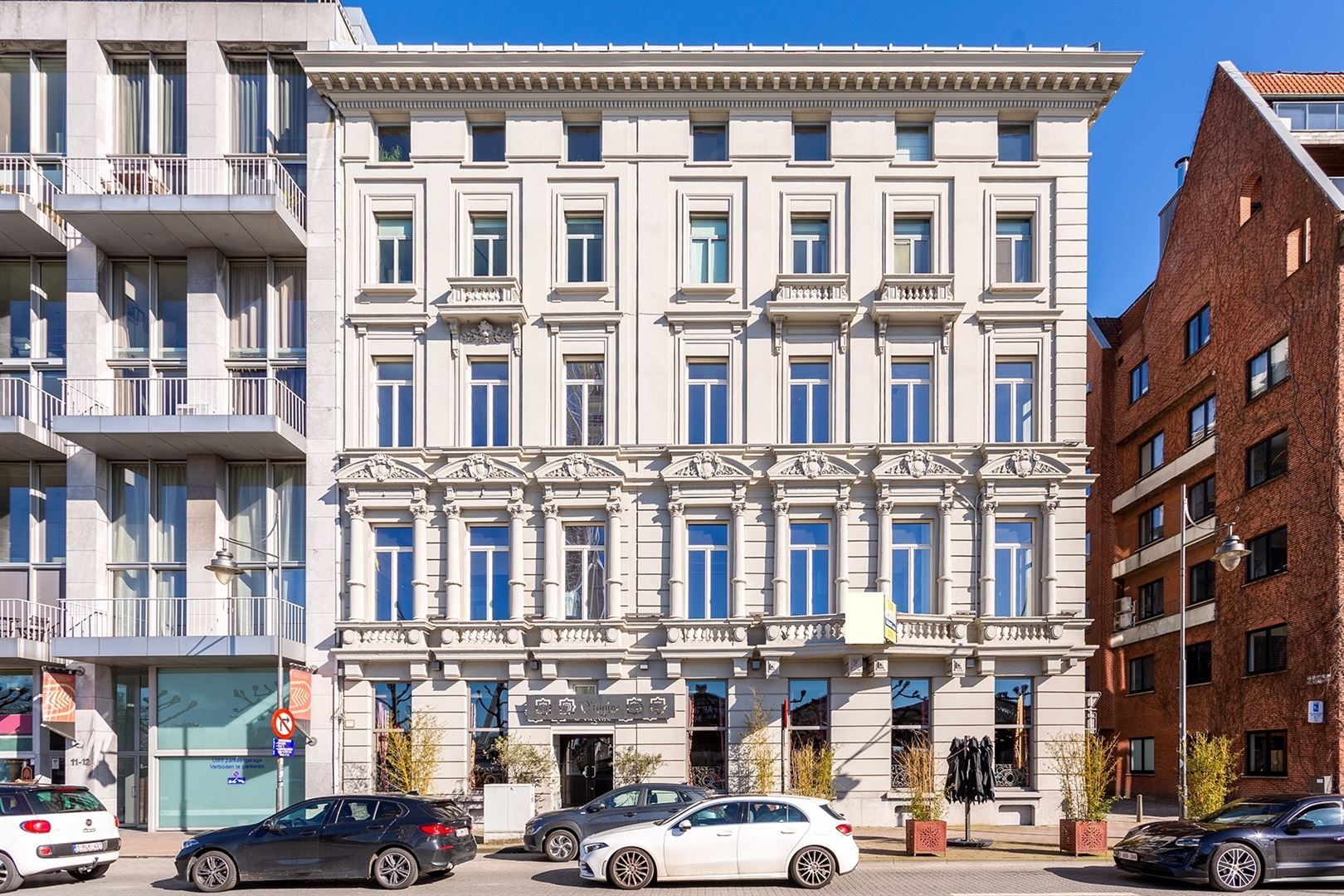 Instapklaar kantoor van 370 m² langs de kaaien met zicht op de Schelde foto {{pictureIndex}}