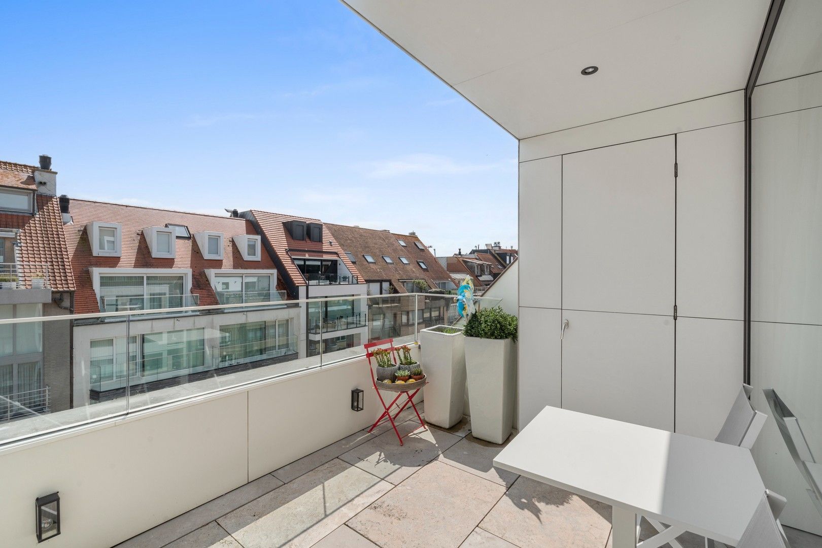 Prachtig penthouse met unieke zonneterrassen gelegen in het centrum van Knokke, op wandelafstand van de zee en de winkels. foto 2