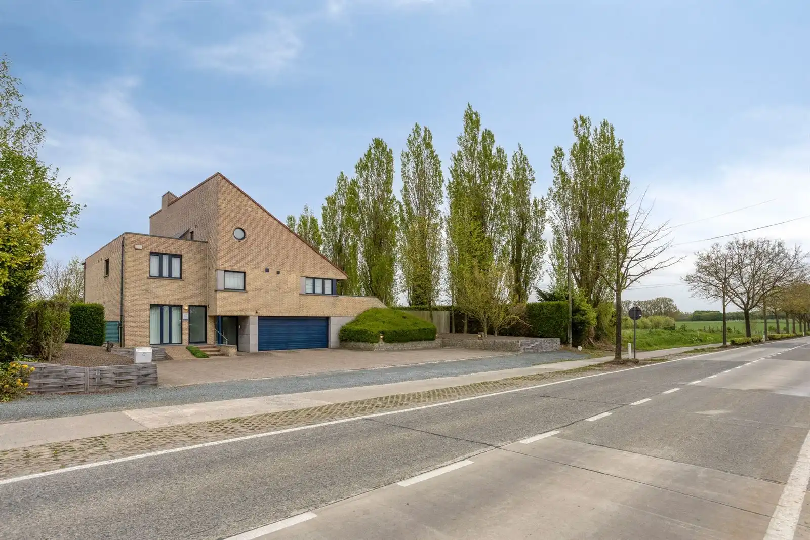 Commerciele ruimte met parking ,woning 5 slaapkamers en tuin  foto {{pictureIndex}}