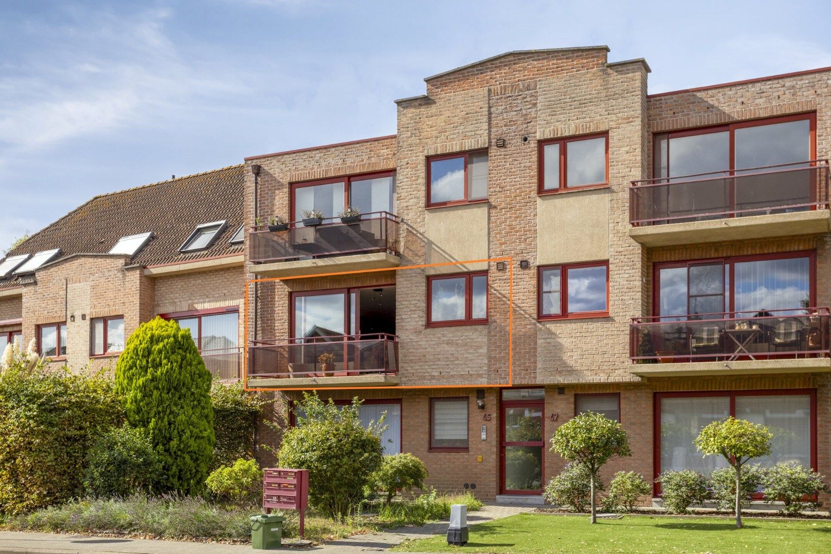 Ruim en goed onderhouden 2 slpk appartement met terras en garage foto {{pictureIndex}}