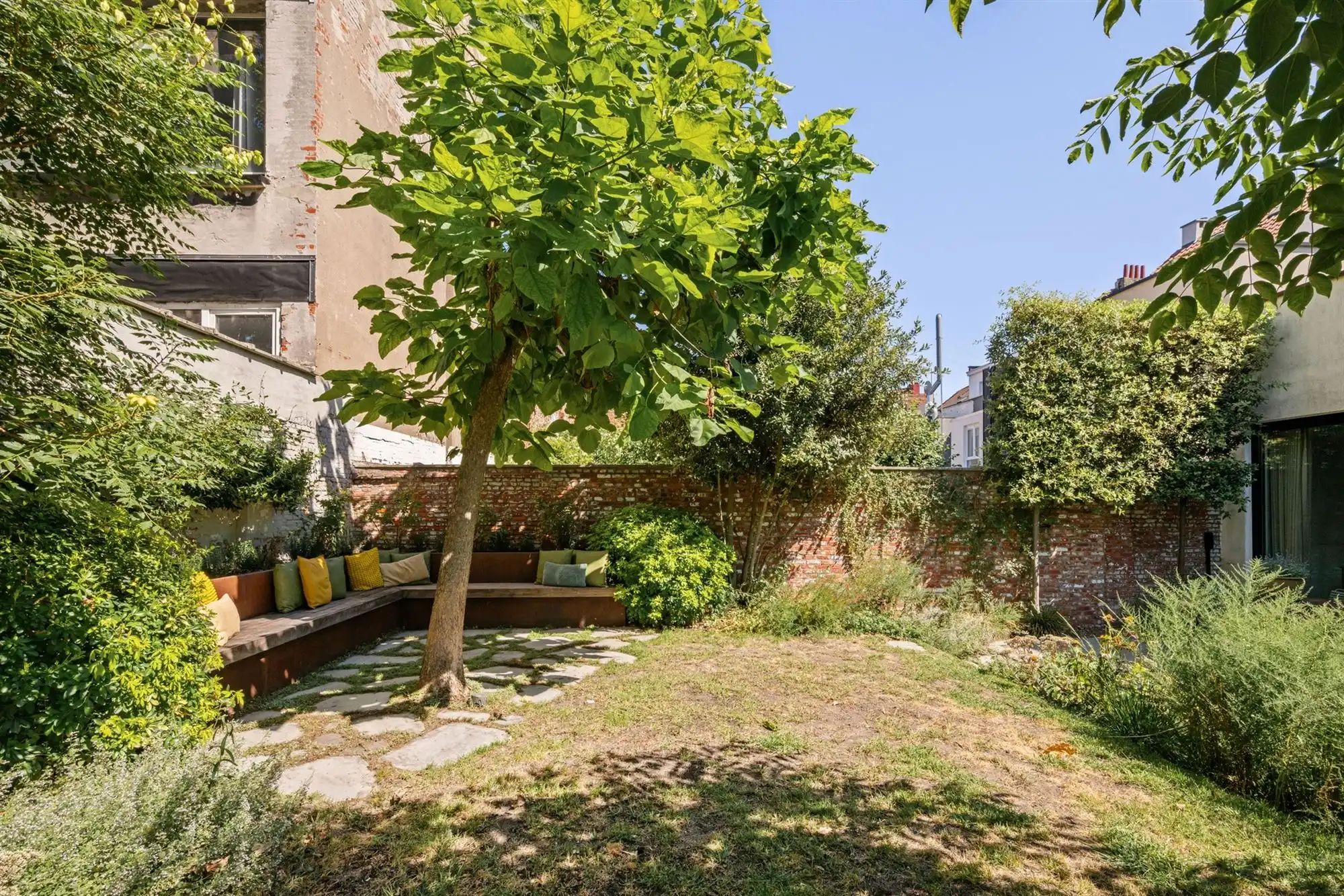 Statige neo-classicistische herenwoning met idyllische tuin foto 14