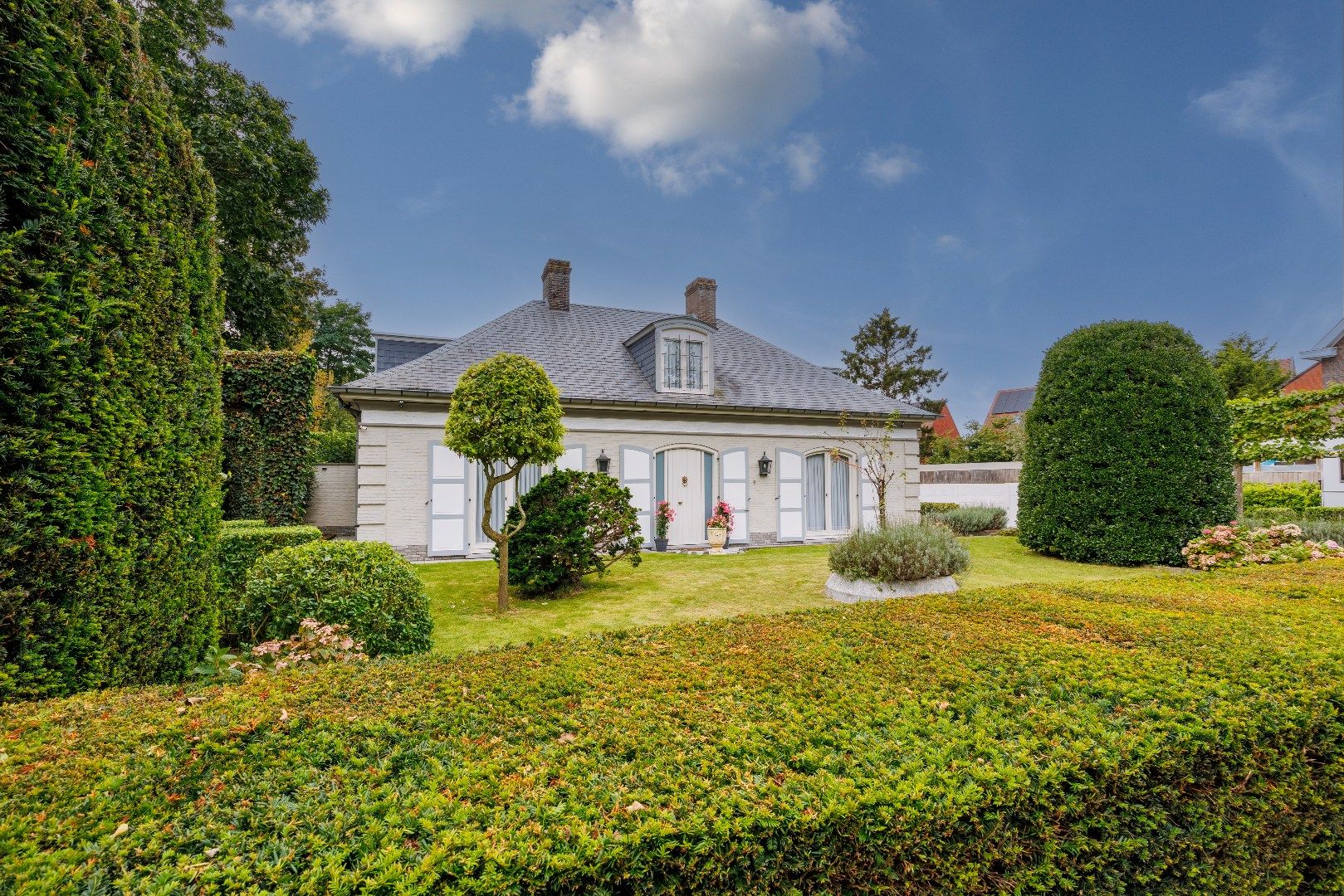 Woning met parktuin, aan het kanaal met opslagplaats van ca. 60m² foto {{pictureIndex}}