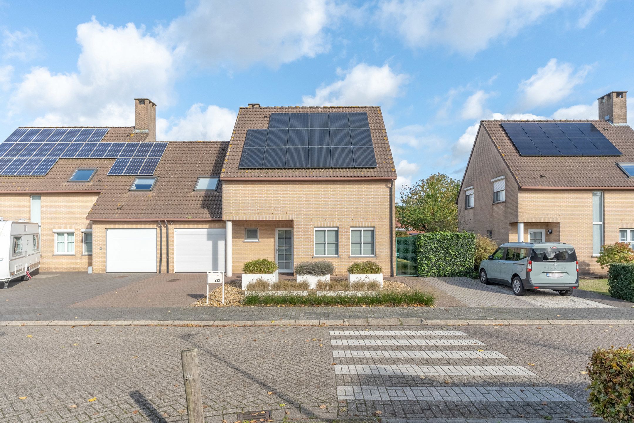 Ruime gezinswoning met 4 slpk's, tuin en garage te Turnhout. foto 2