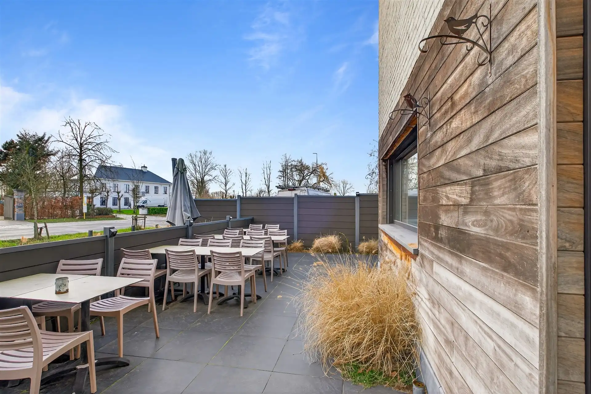 Recente handelszaak met heel ruime woonst op absolute topligging te Overmere. foto 3