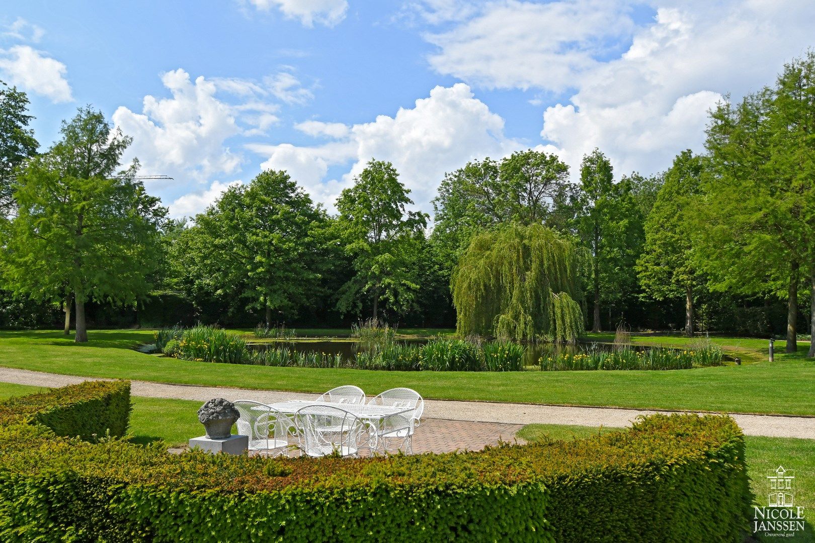 Gelijkvloers luxe appartement van ca. 271m² met royaal terras dichtbij het centrum van Maaseik.  foto 3