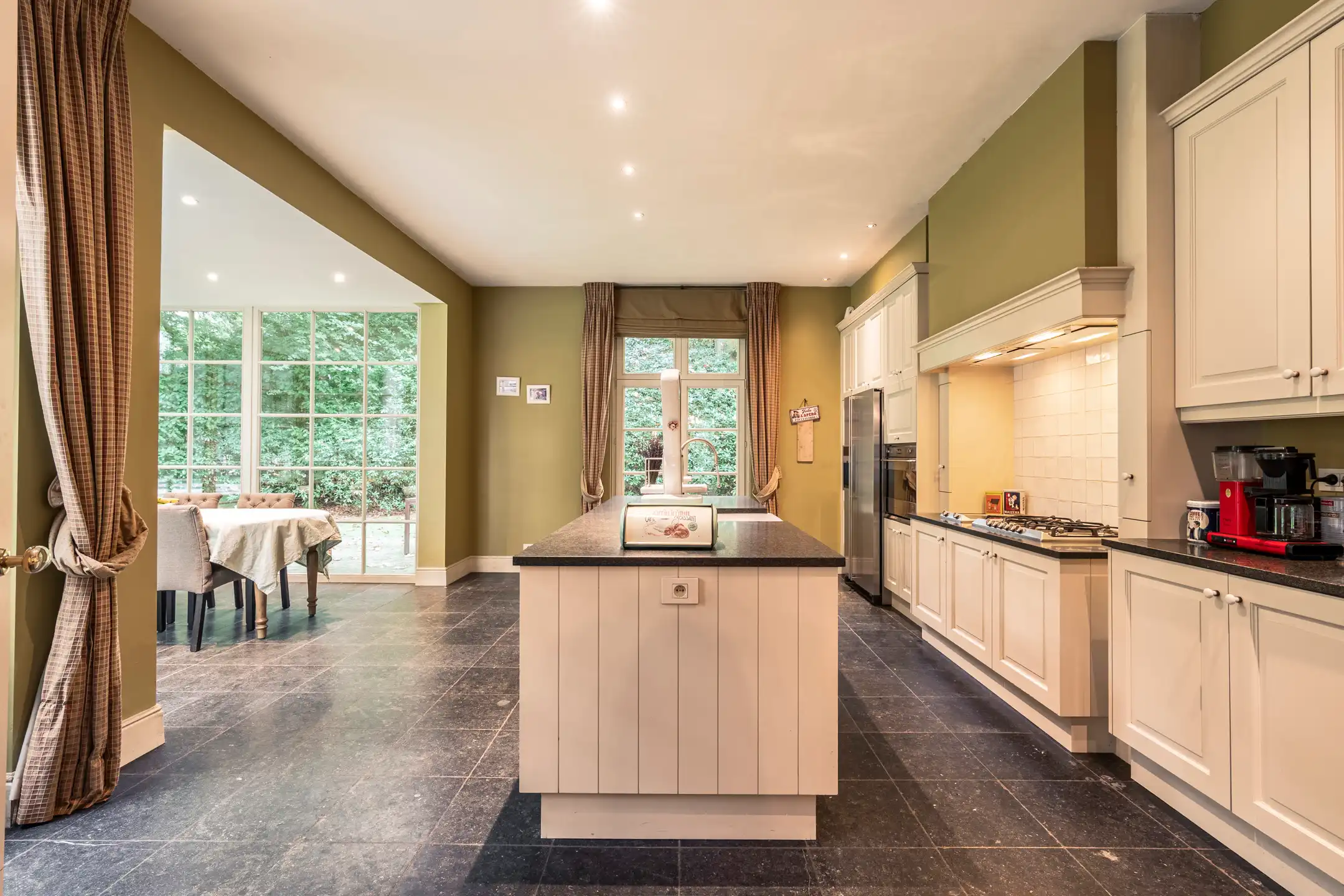 Ruime "manoir villa" gelegen in het gegeerde Hertebos te 's Gravenwezel. foto 8