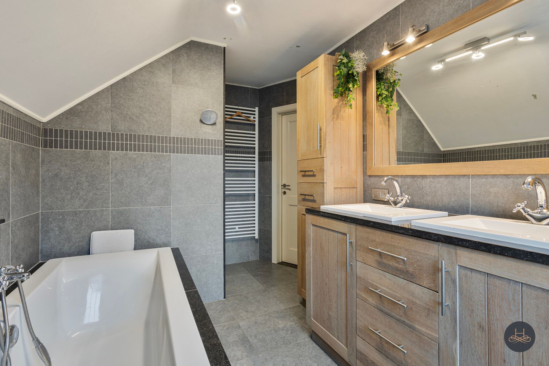 Gerenoveerde woning met grote garage/opslagplaats van +- 90 m2 foto 29