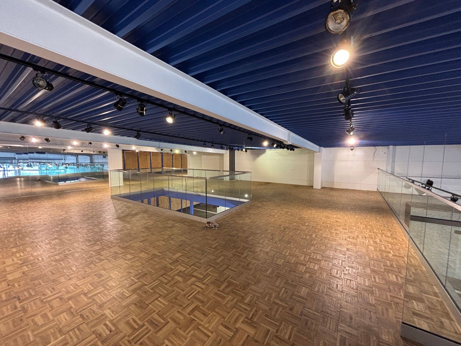 Commerciële ruimte van +- 700 m² te huur in Kuurne foto 9